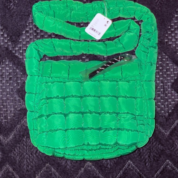 NWT Free People x FP Movement Quilted Baby Carryall Crossbody Bag in Kelly Green - Picture 6 of 12